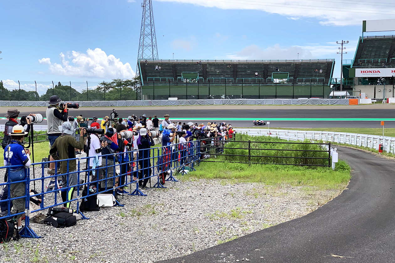 激感エリア（2コーナーイン側）。コースに近く、レースの迫力が全身で感じられる場所です。