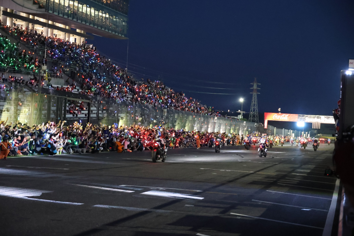 決勝レース後のホームストレート開放