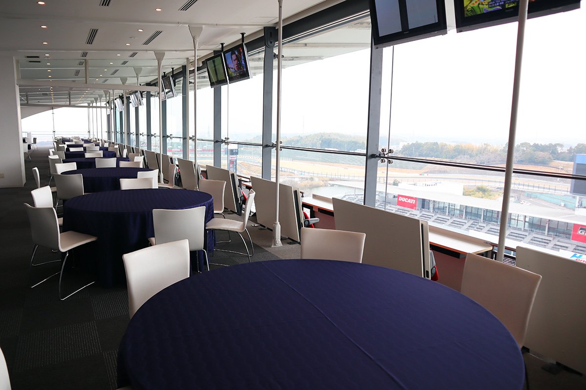 メインストレートを一望できる5階観覧席（一部指定席）