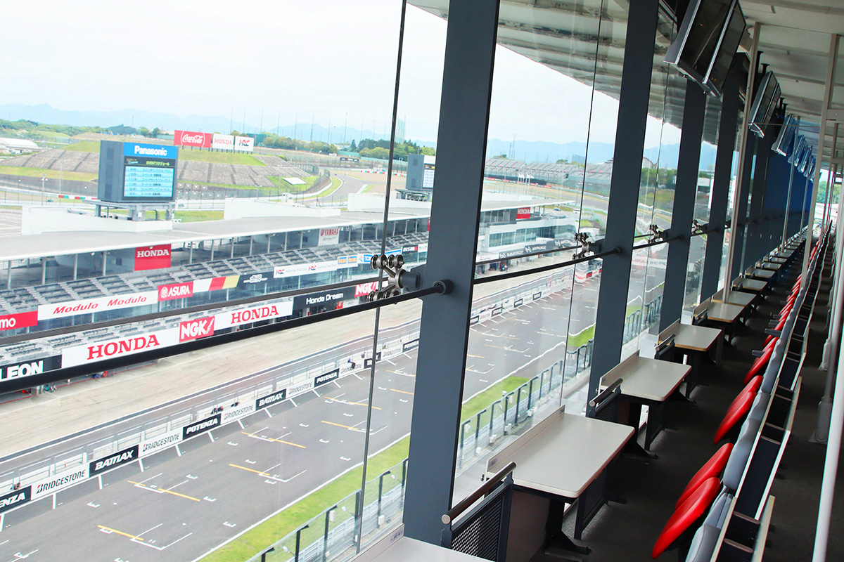 メインストレートを一望できる4階観戦席（指定席）