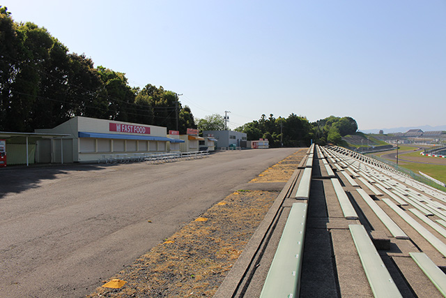 C席裏の売店（S字コーナー寄り）