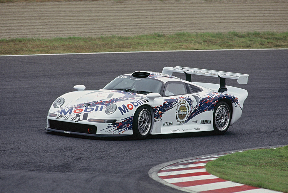 A road car painted in the Porsche 911 GT1 livery performed a demonstration run at SUZUKA CIRCUIT.