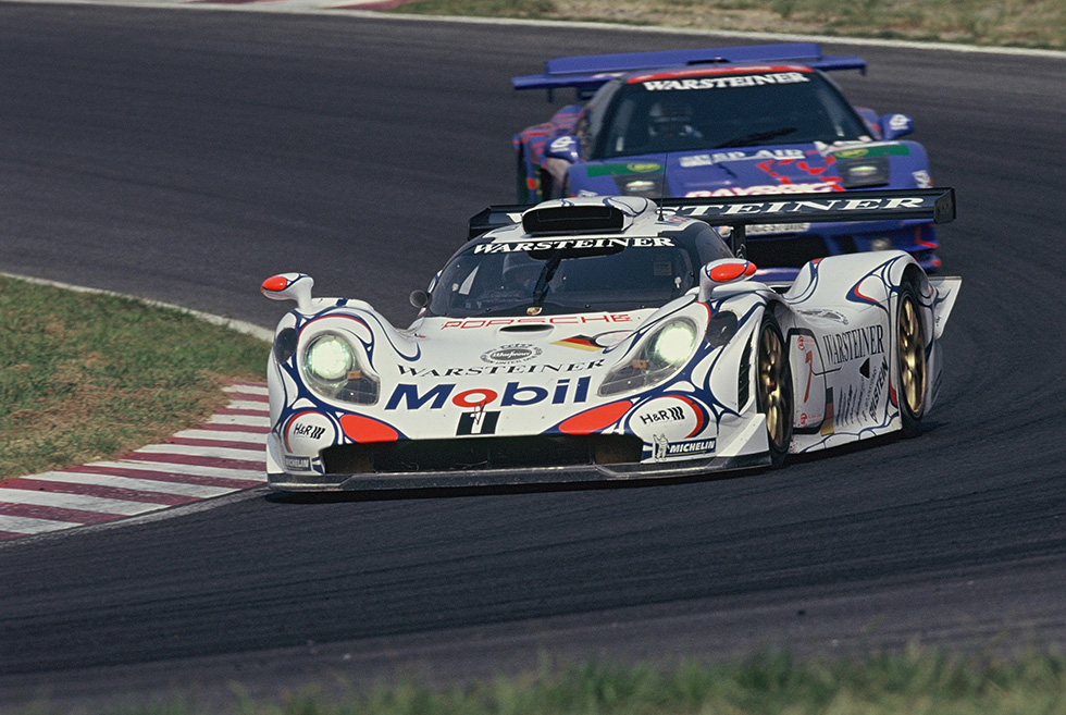 This season's car extensively uses CFRP parts, making the 911GT1 more of a racing machine.