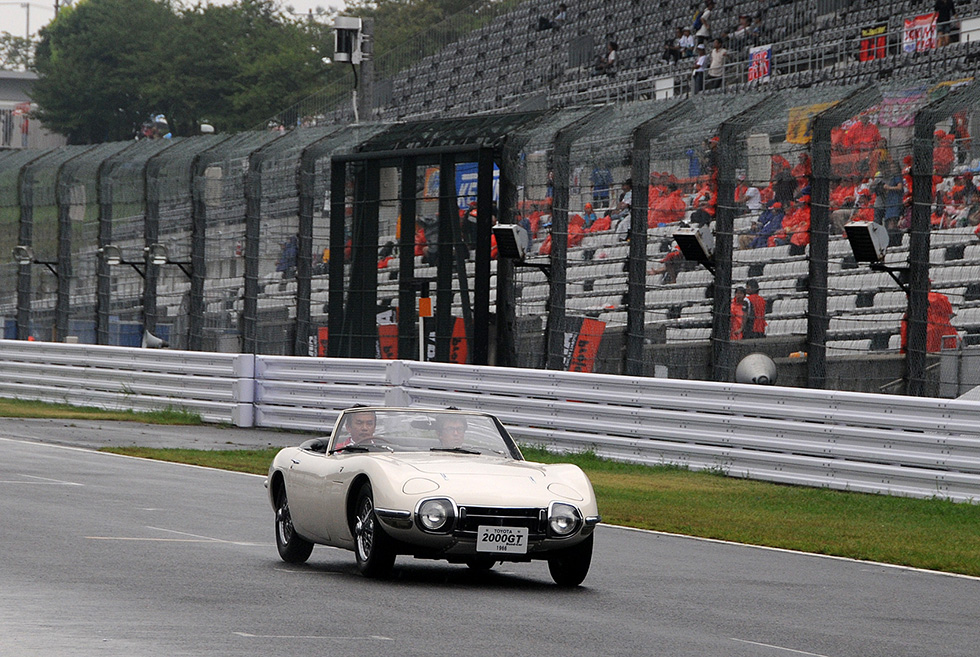 To commemorate the 40th running, the open-top Toyota 2000GT that won the first event took to the track.