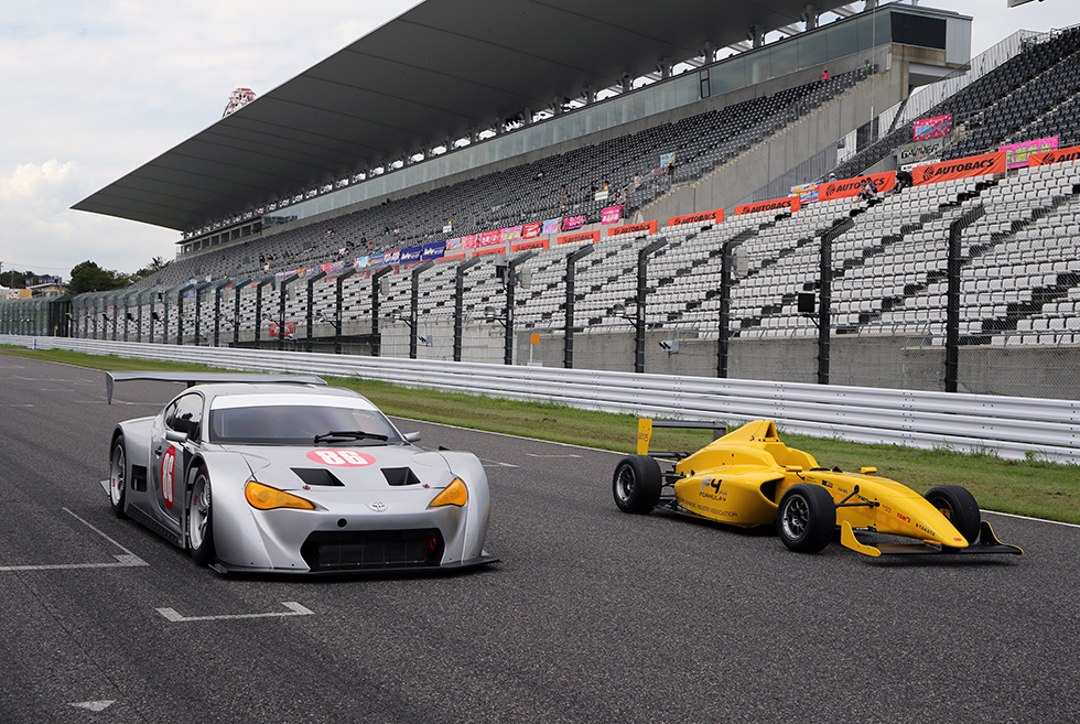 The mother chassis machine for GT300 and the FIA-F4 machine held concurrently with SUPER GT were unveiled.