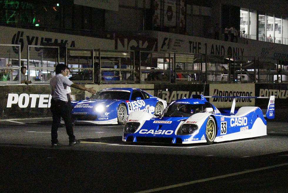 At the eve festival “TOYOTA GT Inherited Challenge Spirit,” the demo run featured the TS010 (front) and the ESSO Ultraflo Supra lined up on the course.