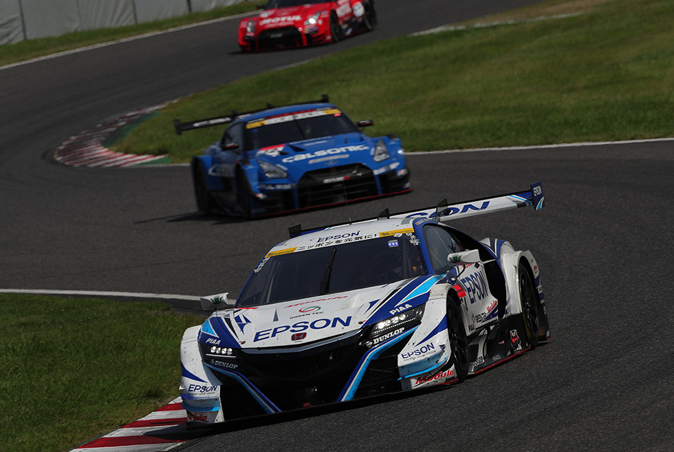 The Epson NSX started from 4th position in qualifying. In the middle of the race, it moved up to 2nd place and took the lead during a pit stop, then pulled away.