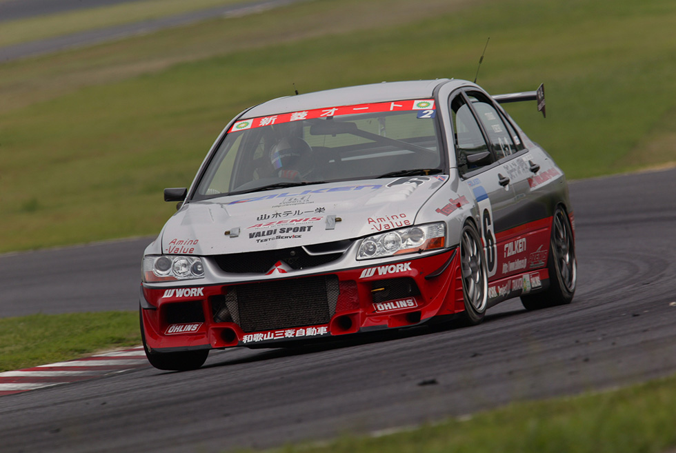 In the SE class, where 10 Super Endurance machines started, 8 cars finished, and the Tomimasu/Seki team’s Lancer Evo VIII won.