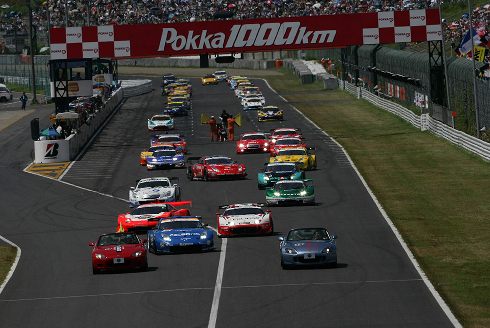 The SUZUKA 1000Km, featuring only SUPER GT machines, starts led by two S2000 pace cars.