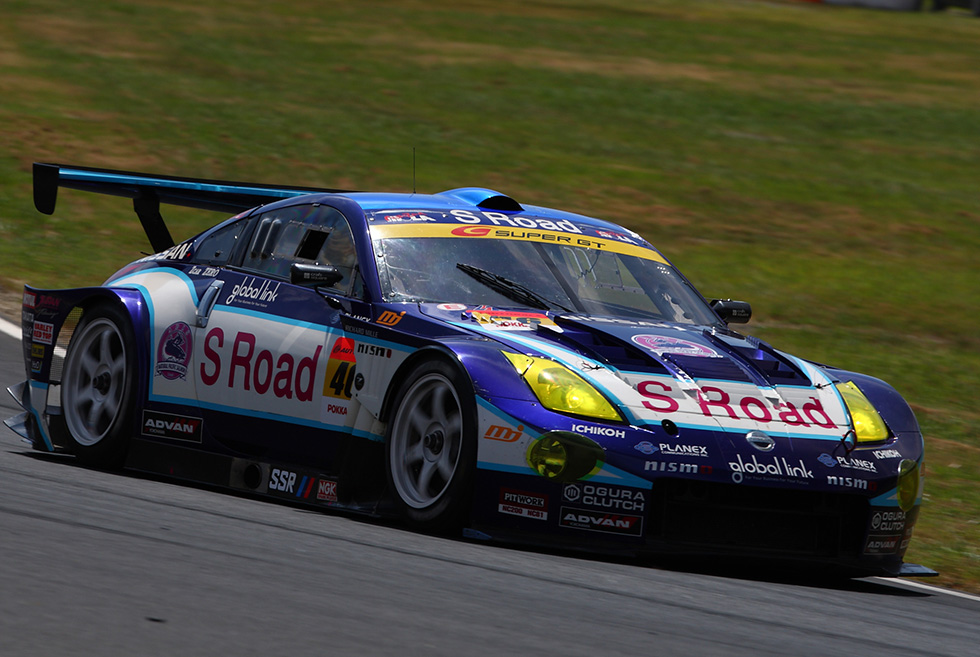 In GT300, S Road, which started from 14th position in qualifying, took the lead on the last lap and won.