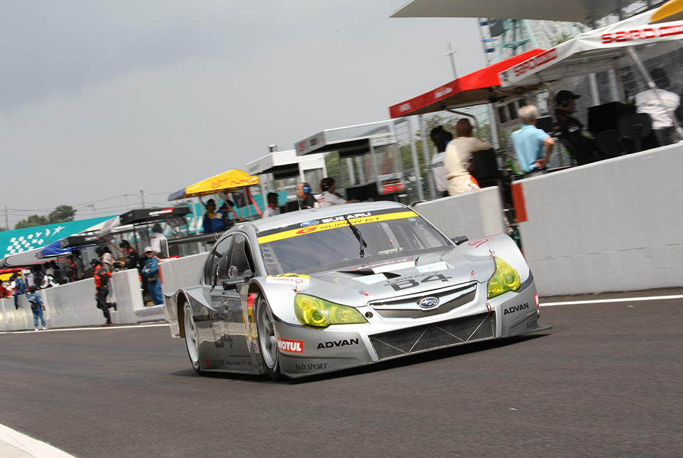 The Legacy B4 appeared in the SUZUKA 1000Km. A drivetrain trouble occurred, and it only lined up on the grid for the final race.