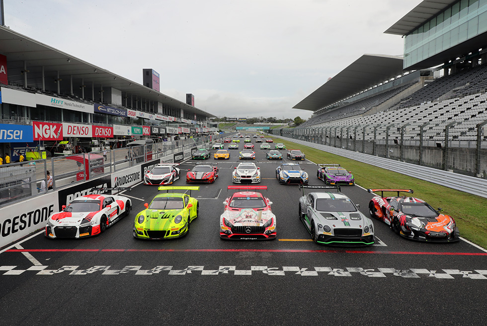Machines that participated in the Suzuka 10 Hours lined up on the course. Thirteen brands of GT machines from around the world gathered.