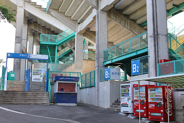 B-seat shops and vending machines