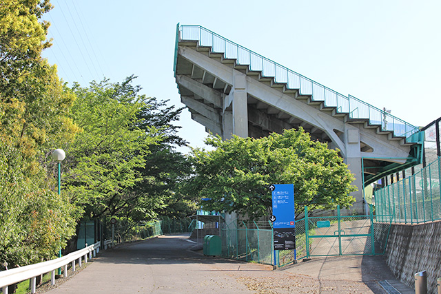 Outer perimeter road near B seats