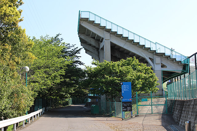 Outer perimeter road near B seats