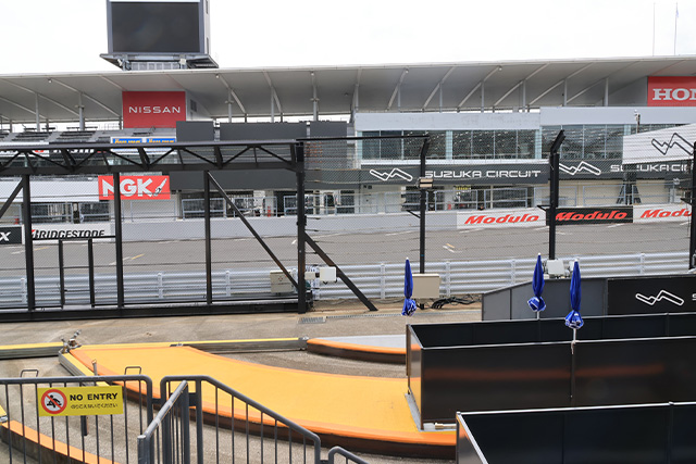 V Block Front Row Ultra Outlet Seat