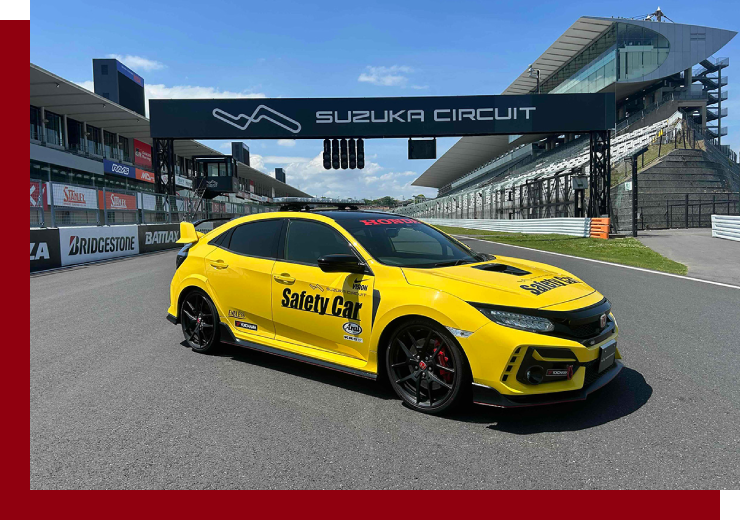 Ride in the safety car and take a commemorative photo!