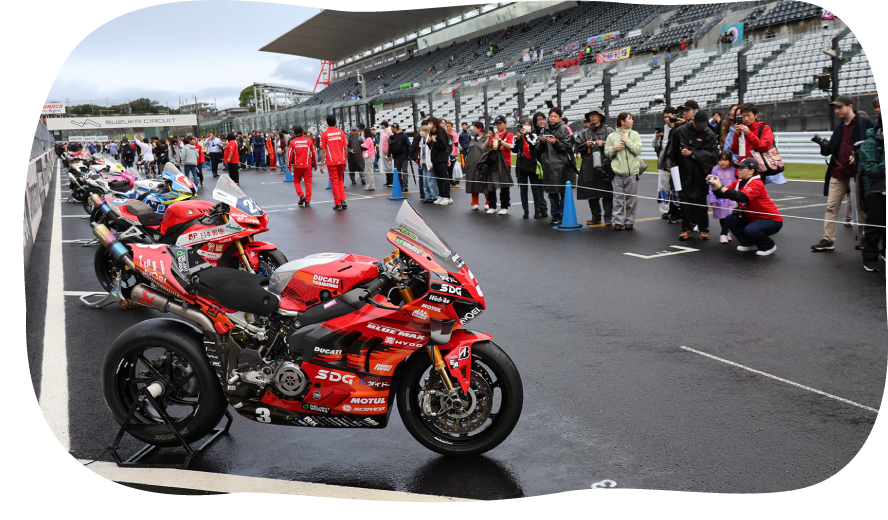 As soon as the final race starting at 15:05 ends, a Straight Walk on the course will be held!