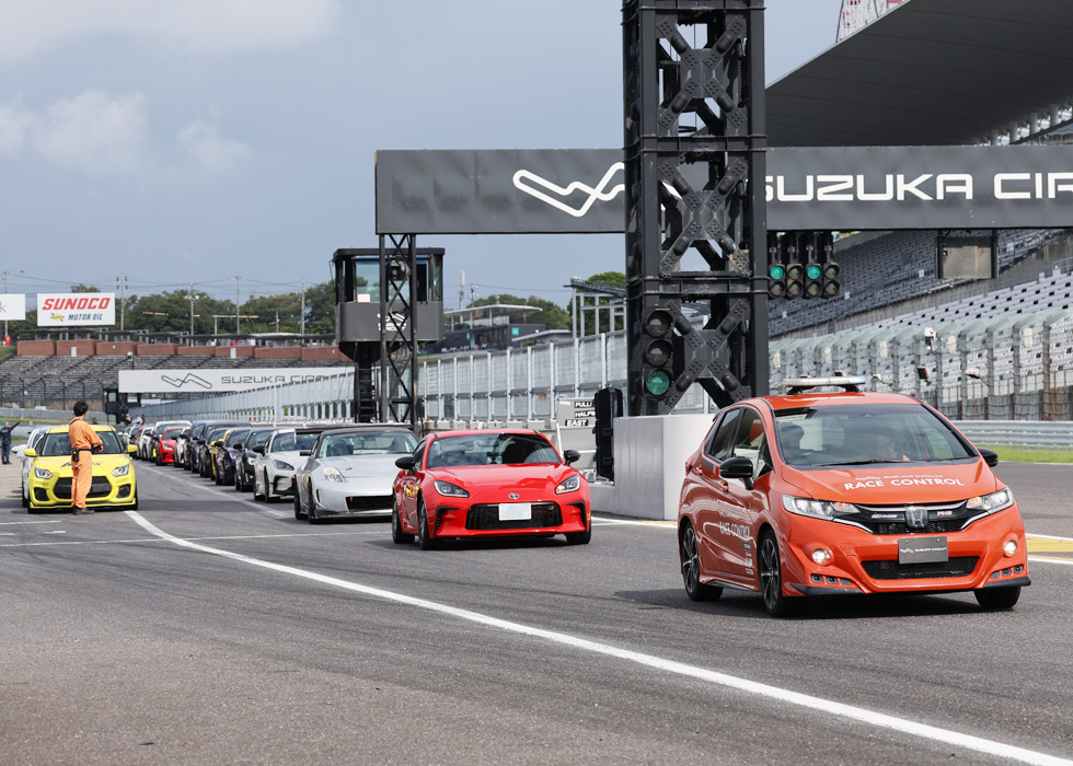 Lead lap by the circuit marshal car