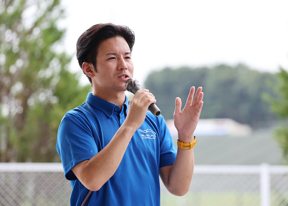 Briefing by Top Drivers and Riders