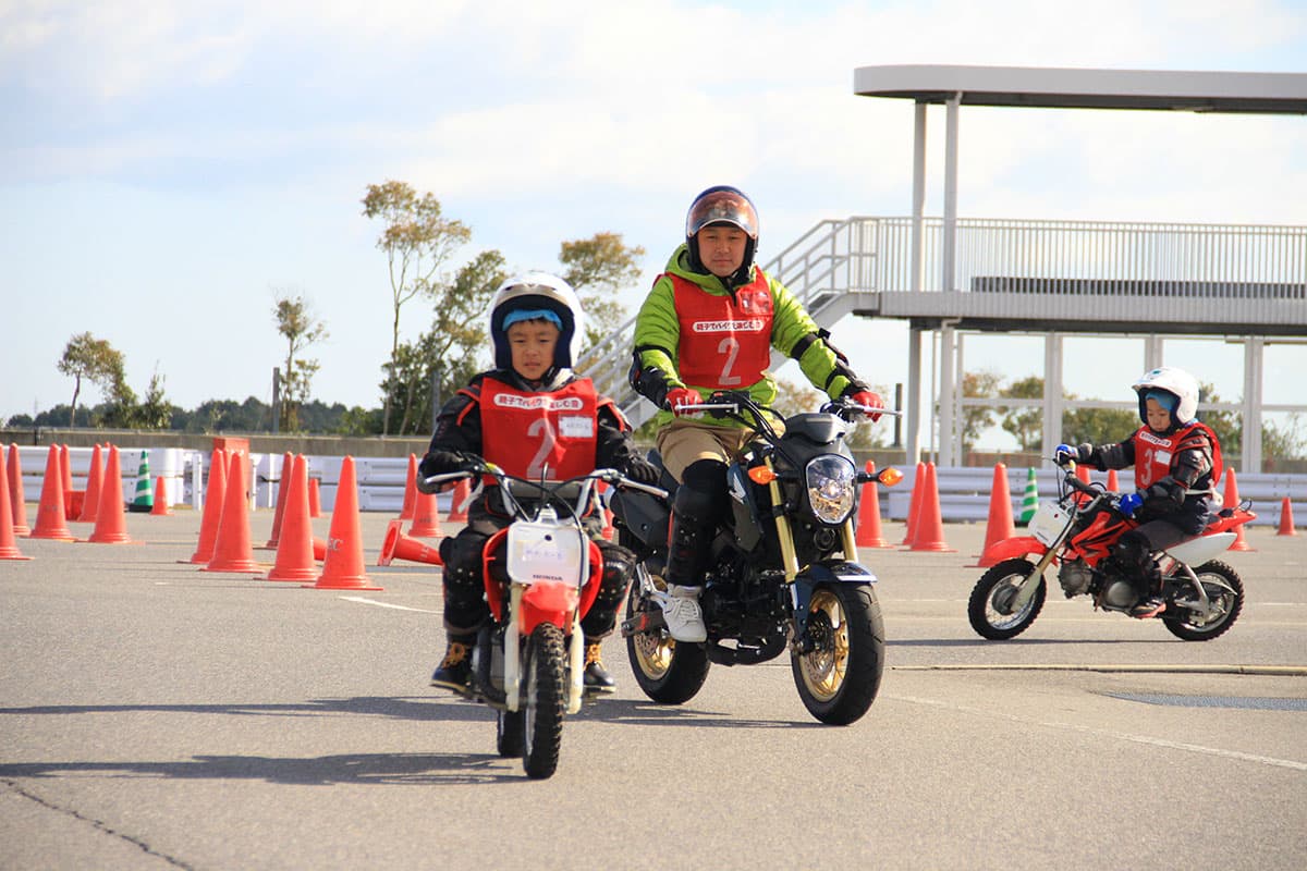 Visit to the Parents and children enjoy motorcycles