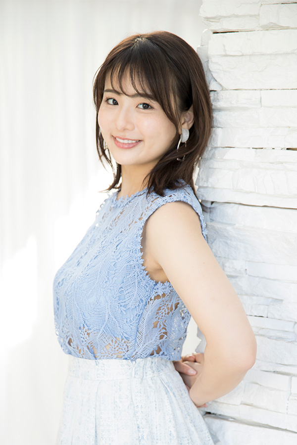 Natsumi Hirashima is a big road racing fan who frequently posts comments during the All Japan Road Race YouTube broadcasts. On her own YouTube channel, "Hashire! Nacchan Channel [Natsumi Hirashima]," she also shares touring videos with riders.