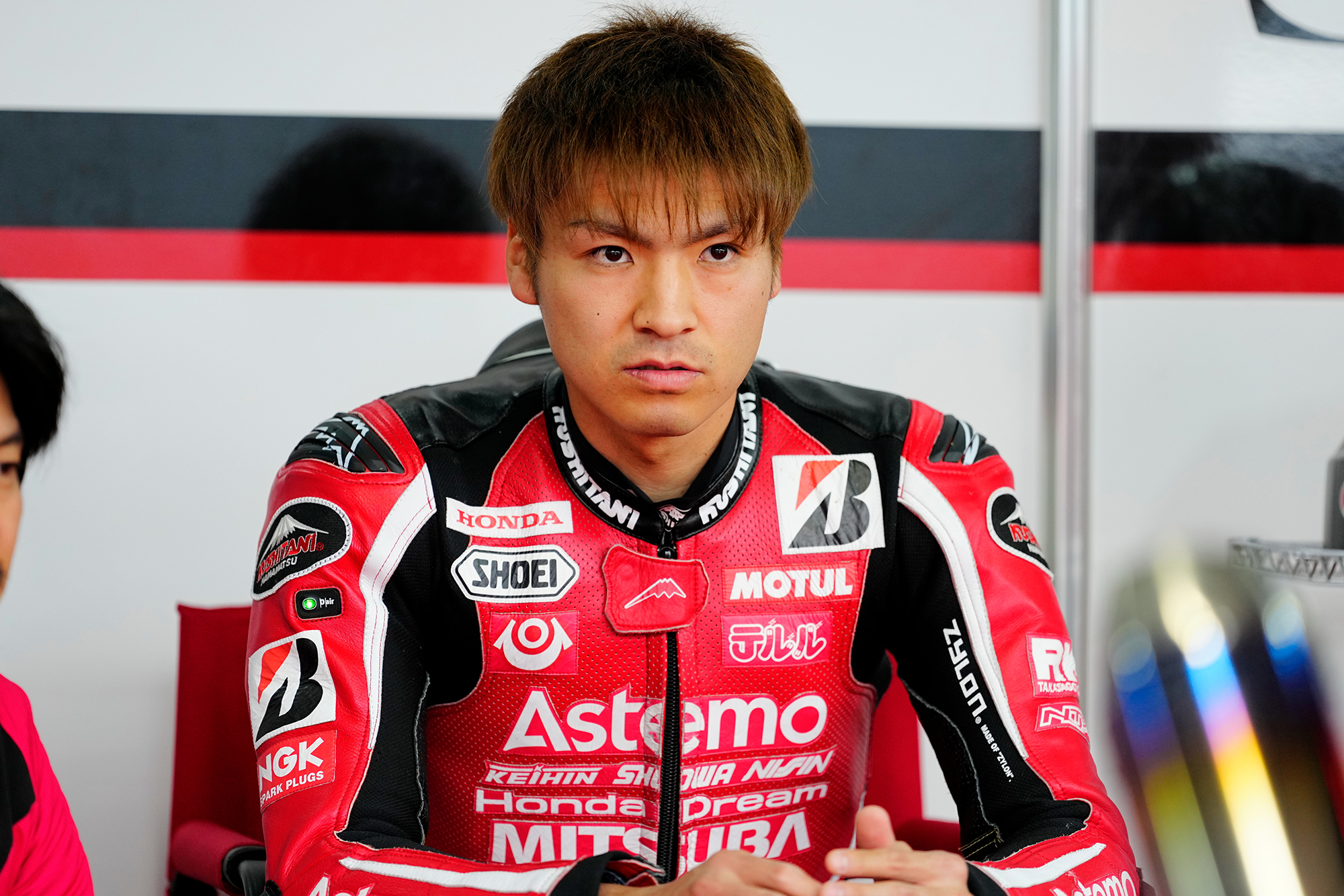 Kota Nosake, 28 years old #32 / Astemo HondaDream SI Racing / Honda CBR1000RR-R. In the 2020 season of the JSB1000 class, he won the championship with the YAMAHA YZF-R1. After winning the title, he shifted his focus to the Superbike World Championship and Moto2™, and returned to domestic racing this season. He switched to the Honda CBR1000RR-R, leveraging his overwhelming start dash ability to join the top ranks. Additionally, his skills in racing games are on a professional level.