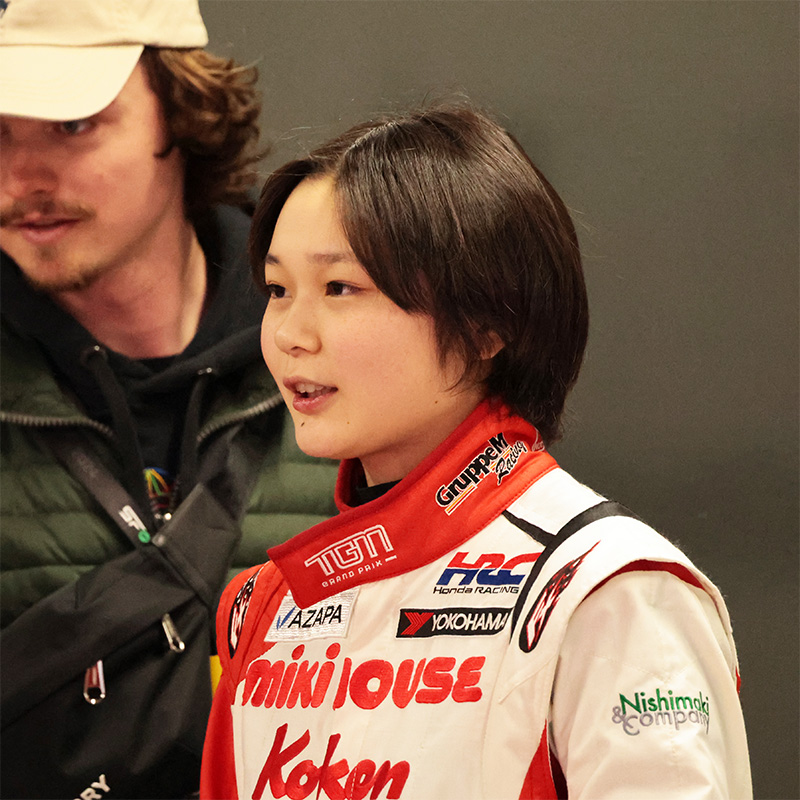 Juju, at 18 years old, is the youngest in Super Formula. She is the second female driver since Tatiana Calderón in 2021 and the first Japanese female driver to participate. She started karting at the age of 3 and has gained experience racing in various categories in Europe since 2020. This season, she has consistently finished all races up to Round 4, but has yet to score any points. She is challenging to become the first female driver in Super Formula to earn points.