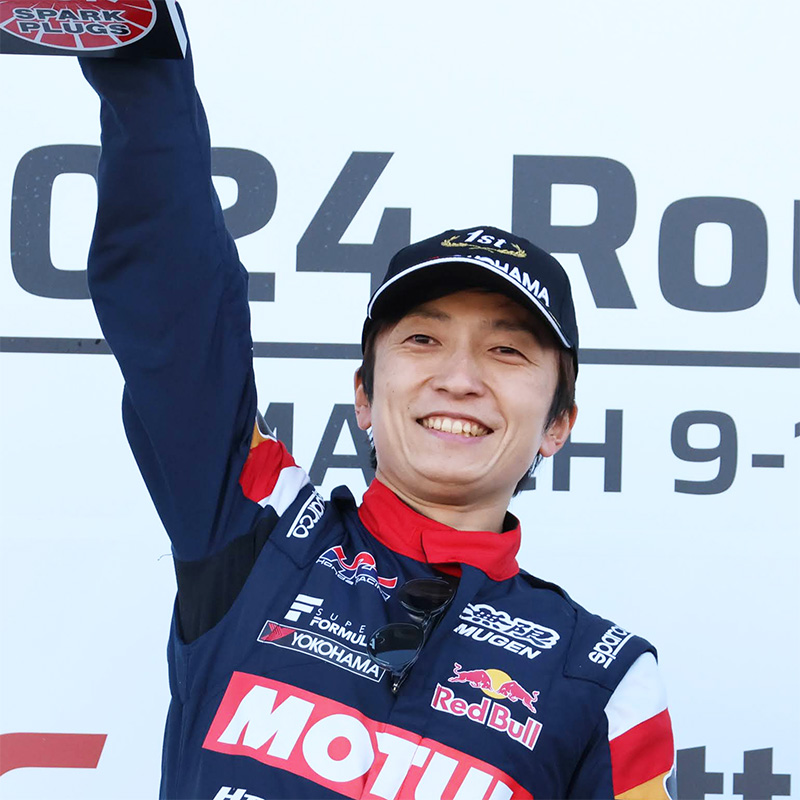 Tomoki Nojiri, 34 years old, is the Super Formula champion for 2021 and 2022. As of the end of Round 4 in the 2024 season, he is at the top of the driver rankings and can be considered the "strongest driver" in Super Formula. At the same time, he actively shares updates on social media and publishes videos. He serves as an instructor at the Honda Racing School SUZUKA and is particularly skilled at SUZUKA CIRCUIT.