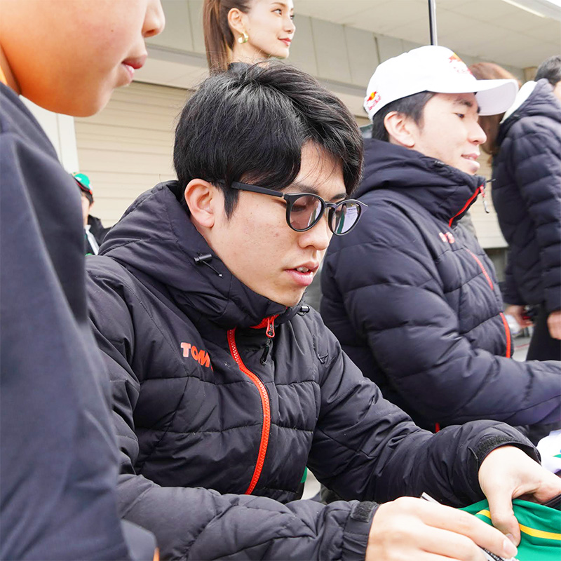 Sho Tsuboi, 29 years old, has been competing in Super Formula since 2019. He achieved two victories in 2020, but his performance was inconsistent for the following two years. In 2022, he married racing driver Aimi Saito, who excelled in the KYOJO CUP. It became a hot topic when they both achieved "simultaneous victory as a couple" at Round 4 of Super Formula held at Fuji Speedway on July 21 (Sun). After Round 4, he is ranked 2nd, leading the Toyota drivers.