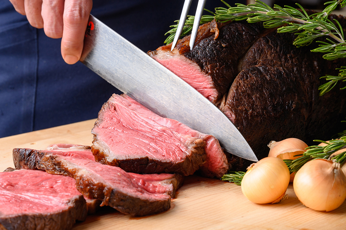 Roast beef made from carefully selected black wagyu beef sirloin. Slowly cooked at low temperature to seal in the flavor. This is a recommended dish from THE DINING.