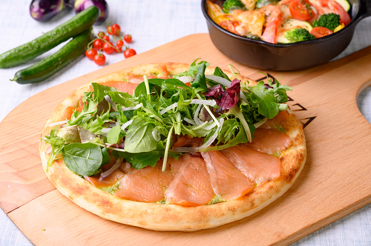 Smoked Salmon Salad Pizza ※ Pizza changes daily. A marriage of smoked salmon and pizza. Please enjoy with Egret sauce.