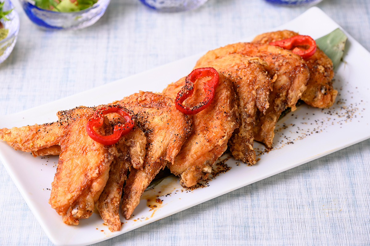 Szechuan-style Fried Chicken Wings (Fried Szechuan Pepper Flavor) A dish with a perfect balance of spiciness and refreshing taste, using authentic Szechuan pepper. Goes well with beer.