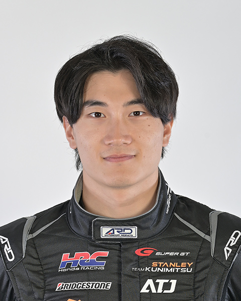 Tadasuke Makino, 27 years old, was expected to have a bright future in racing karts. After moving up to 4 wheels, he had an intense championship battle with Sho Tsuboi in the 2015 FIA-F4. He gained experience in overseas formula racing in 2017 and 2018, and in 2019, he shifted his base of activities to Japan, winning the GT500 championship in 2020. At the end of that year, he developed meningitis but made a comeback. His partnership with Yamamoto is outstanding. Recently, it seems he has taken up photography as a hobby.