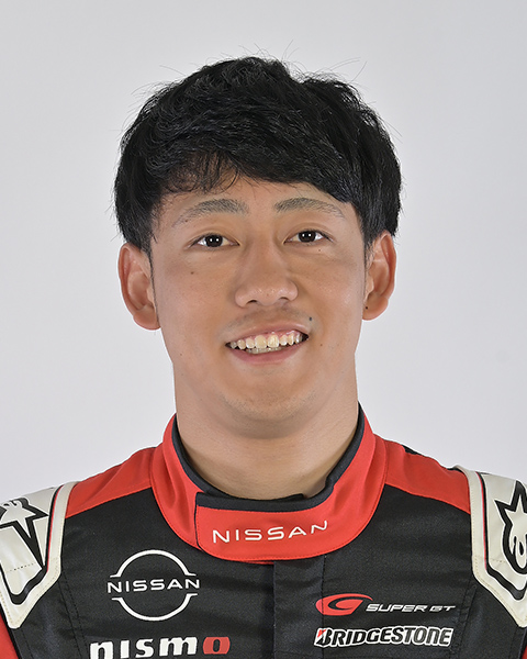 Atsushi Miyake, 25 years old, started karting at the age of 4 and has been competing in the GT300 class of SUPER GT since 2020, stepping up to the GT500 class this year. He is from Ise City, Mie Prefecture, and developed a passion for motorsports after visiting Suzuka Circuit in his childhood to watch races of the predecessor to SUPER GT, JGTC. After progressing through racing karts, he graduated at the top of his class from the Suzuka Circuit Racing School in 2018. His speed, along with his lovable character, is his charm.