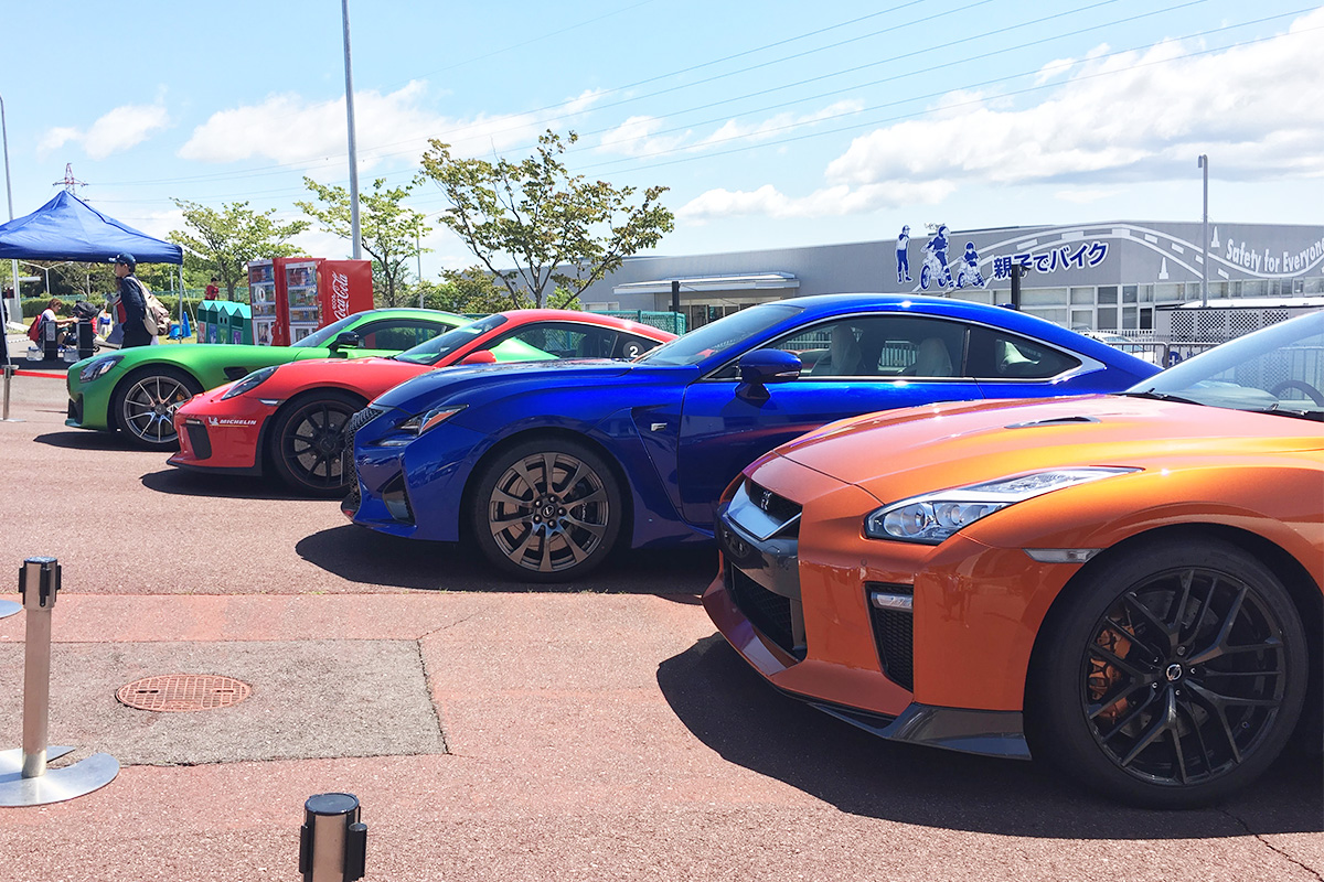 Representative GT cars (from the front: NISSAN GT-R, LEXUS RC F, Porsche 911, Mercedes AMG GT)