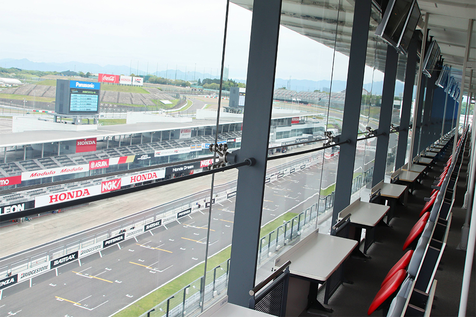 Viewing seats (reserved seats) with a view of the 4th floor main straight