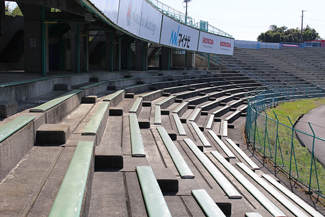 ベンチシートタイプのB1席