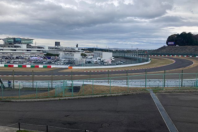 D席（仮設）トンネル側