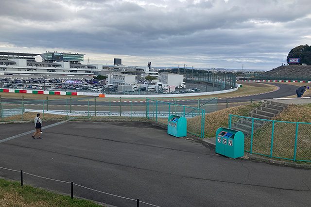 D席（仮設）トンネル側