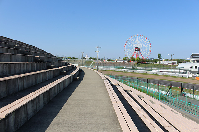 ベンチシートタイプのE席