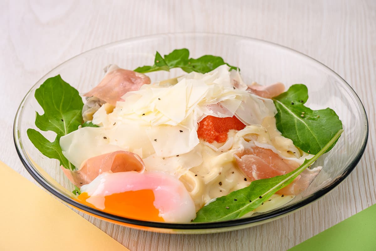生ハムとルッコラの冷製明太カルボナーラうどん