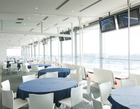 さらに、モータースポーツエリアにあるリゾート空間で、国際レーシングコースを眺めながらドリンクを楽しめる特別なスペースをご利用いただけます