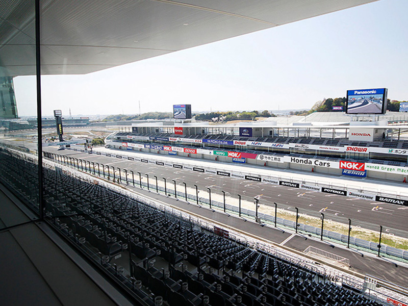 冷暖房完備！室内で観戦できる場所