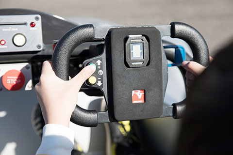 シフトチェンジは左手の指で