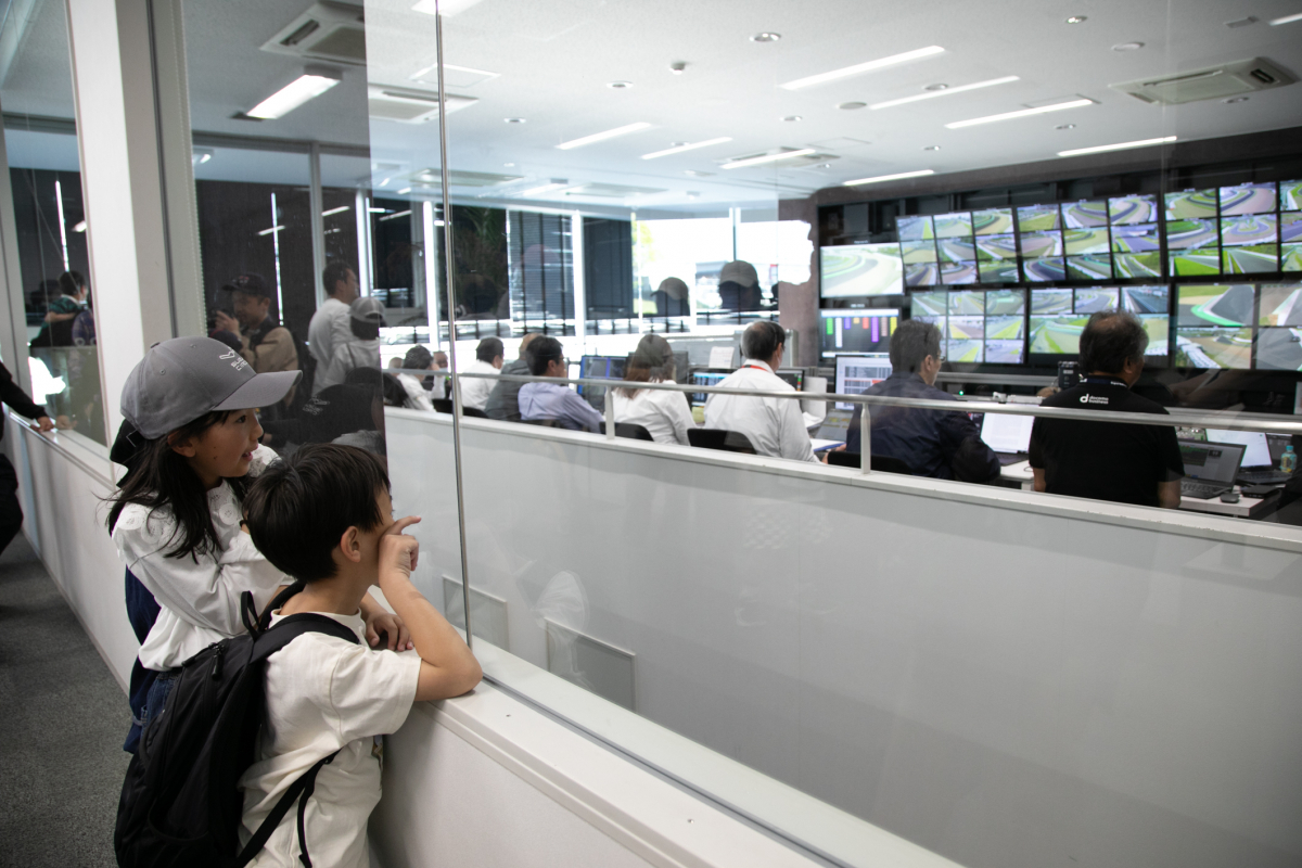 ファミリーバックヤードツアー