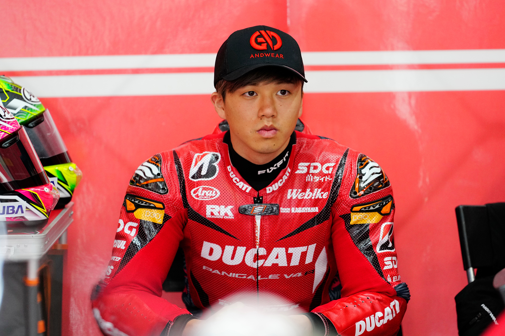 水野涼 26歲　#3／DUCATI Team KAGAYAMA／DUCATI Panigale V4R近年來國產廠商在JSB1000級別中佔據主導地位，但從本賽季開始，他將以意大利DUCATI的車輛參賽，並代表「DUCATI Team KAGAYAMA」取得首場勝利。他是引發「黑船旋風」的關鍵人物。以熱心的粉絲服務聞名，並且在最後的Pit Walk中持續與粉絲互動。去年在MFJ大獎賽中，他以Honda CBR1000RR-R連續兩場獲勝。