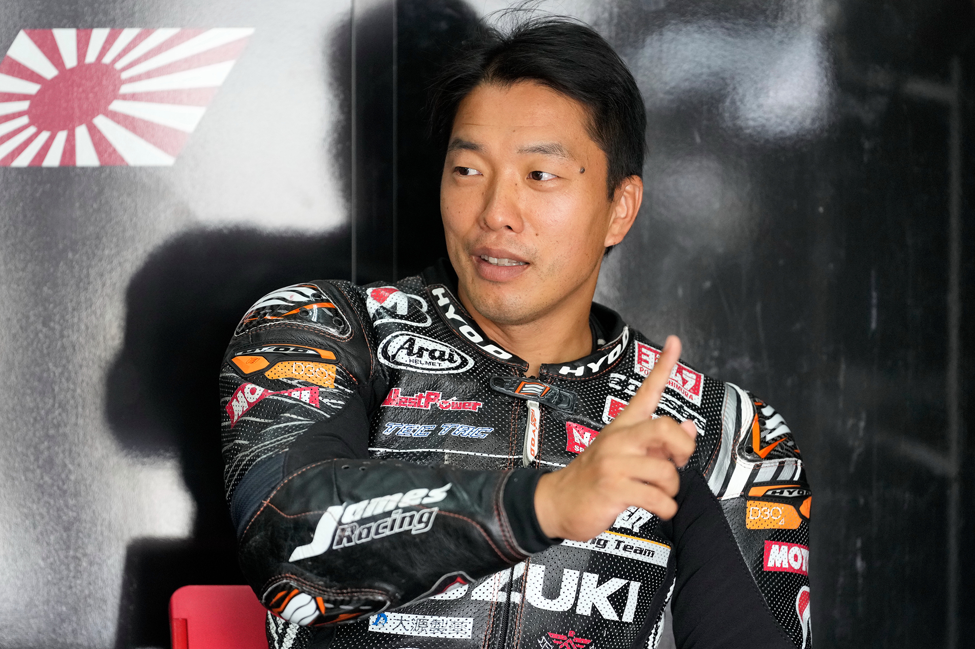 津田拓也 39歲　 #6／AutoRace 宇部賽車隊／SUZUKI GSX-R1000R曾經擔任SUZUKI的MotoGP™測試騎手。現在參加由宇部賽車隊參賽的JSB1000級別及鈴鹿8耐，展開上位爭奪。作為唯一全力參賽JSB1000級別的SUZUKI GSX-R1000R騎手，承擔著SUZUKI粉絲的聲援。訓練用的自行車似乎是爬坡機。